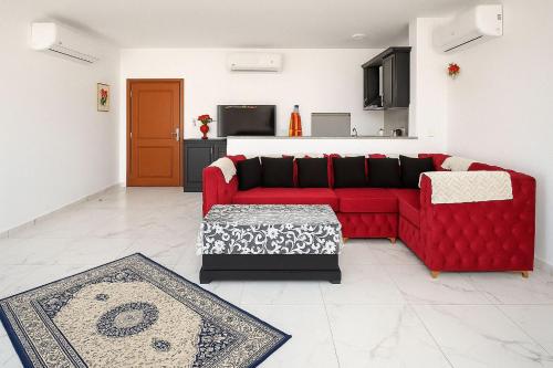 Beachfront Chalet in Porto Said with Pool, `Ezbet Shalabi el-Rûdi