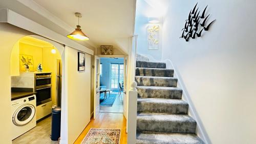 Inviting 2 Bed Guest House steps away from Ascot Racecourse 3 mins drive, 5 mins to Legoland, 12 min in Ascot