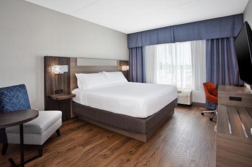 Holiday Inn Express & Suites Kingston Central Room Type - 1 King Standard Standup Shower
