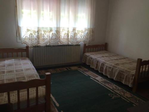 2 bedrooms, 6 beds