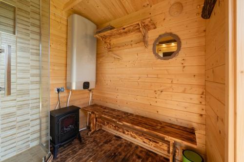 Zuhanyzó, Papli suvemajake in Kivi
