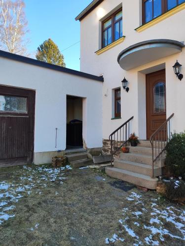 Vista exterior, ansimali 2 - 1Zimmer-Apartment mit Wohn- und Schlafraum, integrierter Kuchenzeile, separater Dusche  in Grunhain-Beierfeld