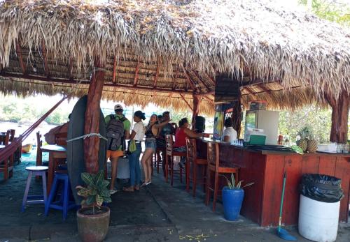 酒吧/休闲厅, Mangrove Island Cabanas in 波内洛亚