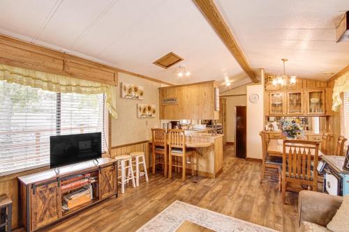 Creekside Cabin w/ Deck & Views in Panguitch! in Circleville (UT)