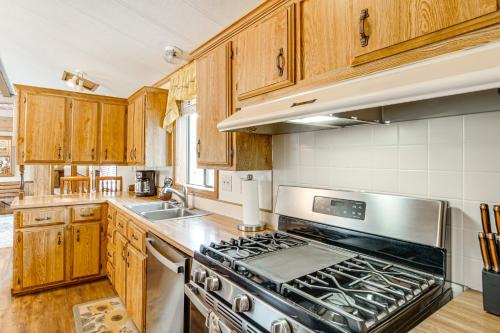 Creekside Cabin w/ Deck & Views in Panguitch! in Circleville (UT)