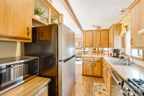 Creekside Cabin w/ Deck & Views in Panguitch! in Circleville (UT)