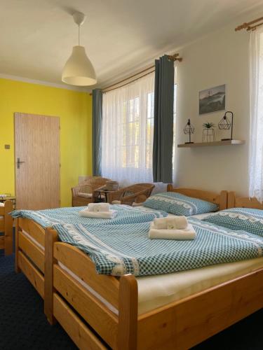 1 double bed, 1 twin bed