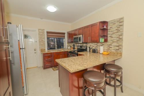 Abu Dhabi Suites 2BR w Balcony & Pool in แคมเพอร์ดาวน์