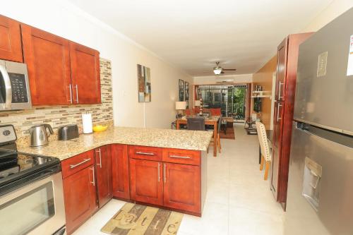 Abu Dhabi Suites 2BR w Balcony & Pool in แคมเพอร์ดาวน์