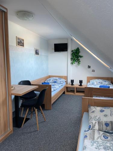3 twin beds