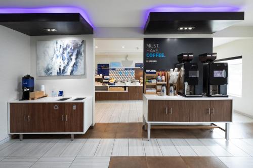 Holiday Inn Express and Suites Chicago West - St Charles, an IHG Hotel in Saint Charles, USA