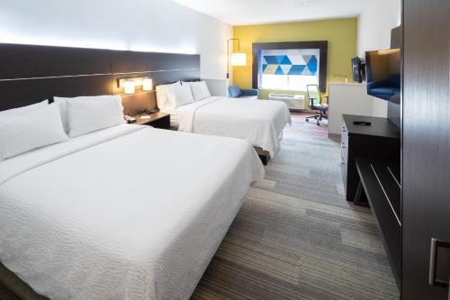 2 queen beds, 1 sofa bed