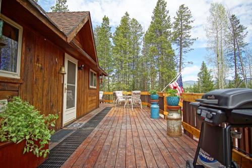 Pet Friendly, Firepit, Wrap around Porch, Close to Lake Granby and Highland Marina