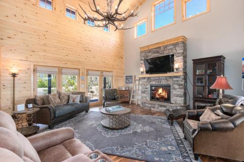Incredible Views, Hiking from the Property, 4 Ensuite Baths, Luxury Home, Grand Lake