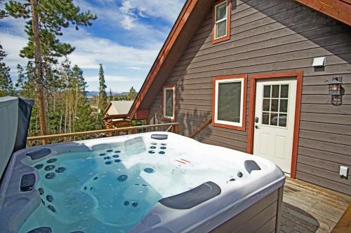 New Hot Tub, Firepit, Laundry, Big Front Deck with Great Views