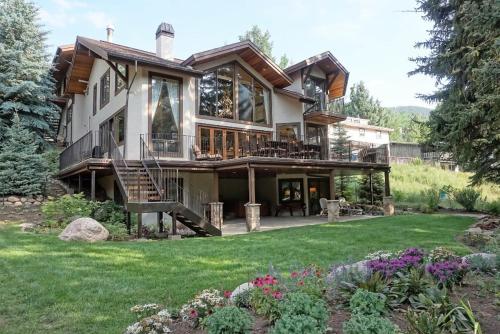 Outdoor Private Hot Tub, In Home Movie Theater, Luxurious Creekside Home