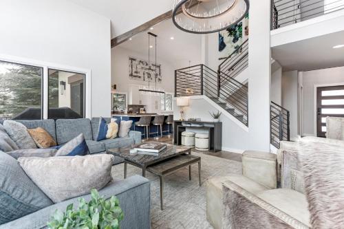 Private Hot Tub, Game Room, Air Conditioning, Beautifully Remodeled Luxury Arrowhead Home