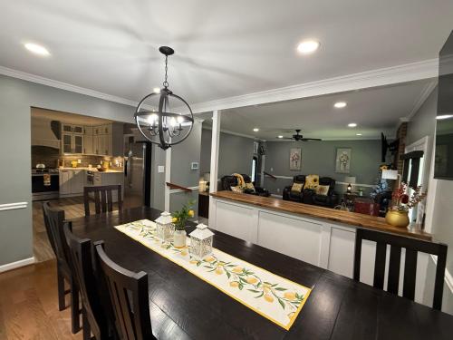 Whisper Chalet Reunions Groups 20 Plus Guests in แม็คลียส์วิลล์ (เอ็นซี)