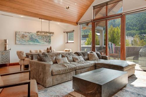 Penthouse Luxury Condo, Covered Parking, 2 Minute Walk to Cascade Lift
