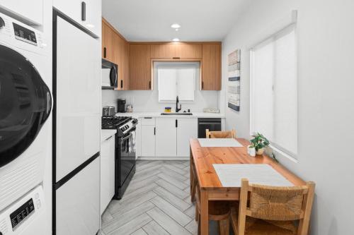 Pet Friendly Lrg 1BD Dog Beach Waves and Sunshine in San Diego, USA