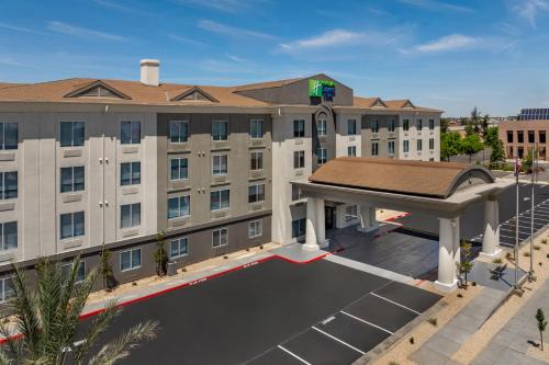 Holiday Inn Express & Suites Fresno River Park Hwy 41 by IHG