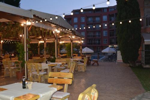 餐廳, 彩虹2號綜合度假酒店 (Rainbow 2 holiday complex) in 內塞伯爾市中心