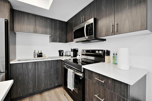 ห้องครัว, Waterfront 3BR House and Sleeps 8, Close to Canal and Family Friendly in เวลแลนด์ (ON)