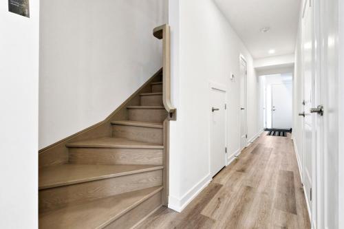 Waterfront 3BR House and Sleeps 8, Close to Canal and Family Friendly in Welland