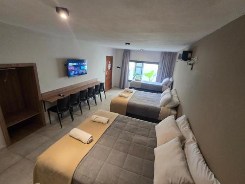 2 queen beds, 1 twin bed