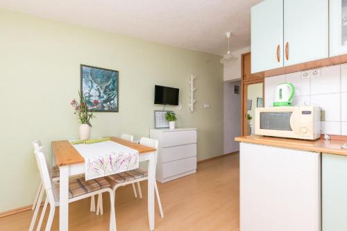 One-Bedroom Apartment with Terrace and Sea View image 4