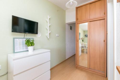 One-Bedroom Apartment with Terrace and Sea View image 1