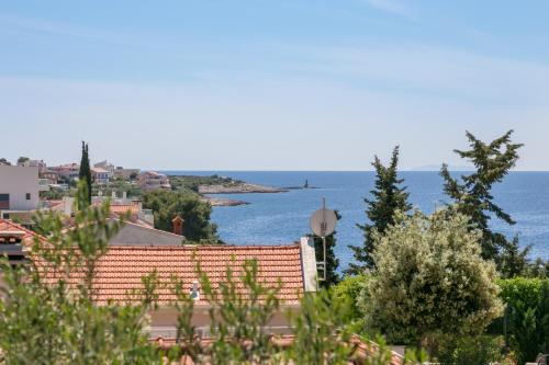 One-Bedroom Apartment with Terrace and Sea View image 2
