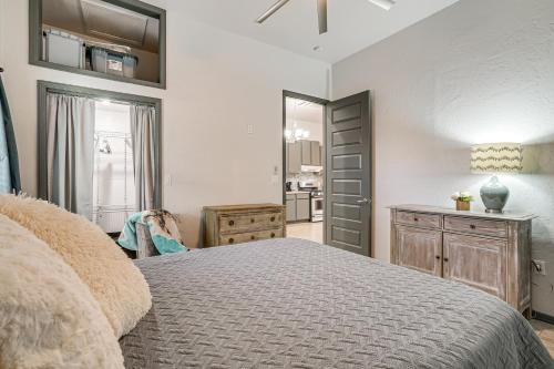 Near Casino and Shops Cozy Apt in West El Paso! in Sunland Park környéke