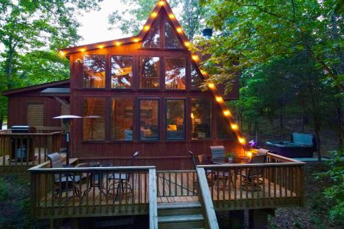 . Hot Tub & Barrel Sauna! Lakefront Innsbrook Chalet