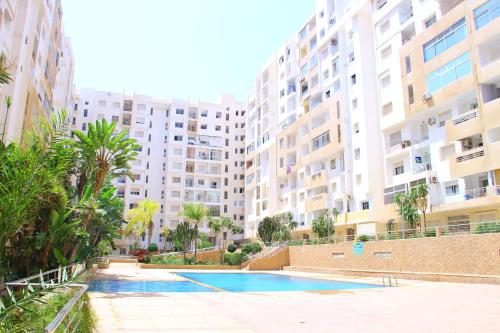 Bel appartement piscine,10 min souk, plage, bein sport in Al Mohammadi