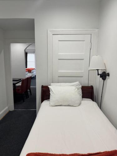 Gorgeous Refurbished 1Bdrm and 1Den Home - image 10