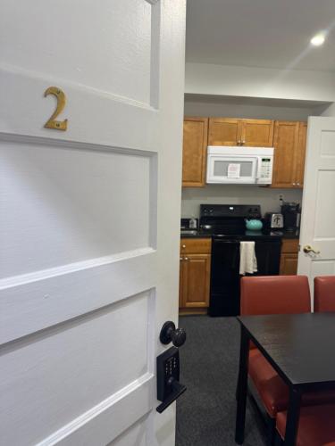 Gorgeous Refurbished 1Bdrm and 1Den Home - image 12