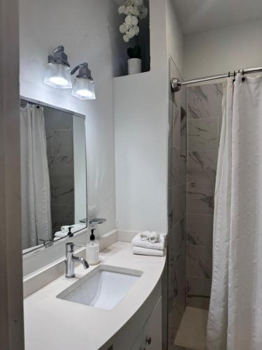 Gorgeous Refurbished 1Bdrm and 1Den Home - image 5