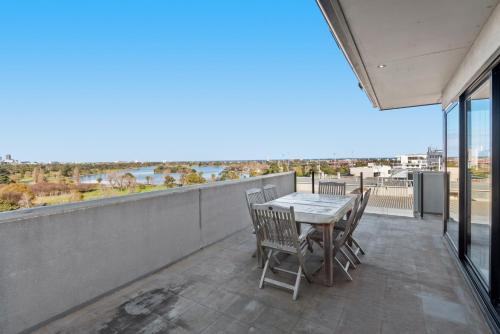 Split-Level 2BR with City-View and Separate Study near Royal Botanikuskert