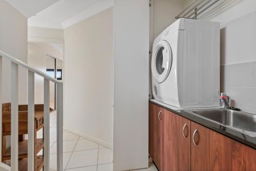 Split-Level 2BR with City-View and Separate Study near Royal Botanikuskert