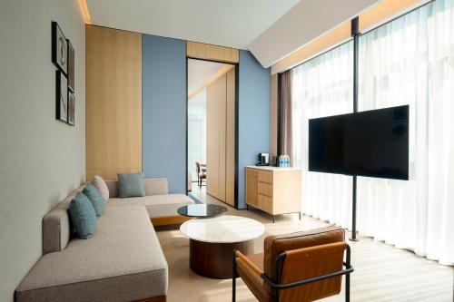 One-Bedroom Four Points King Suite with City View image 5