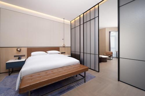 One-Bedroom Four Points King Suite with City View image 7