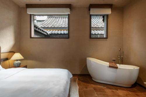 Queen Room with Spa Bath image 2
