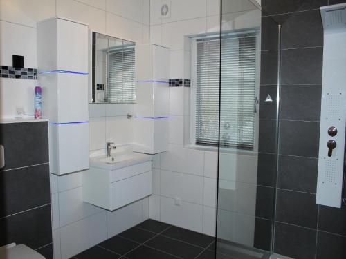 Bathroom, Bungalow in Borgerende-Rethwisch mit Sauna in Borgerende-Rethwisch