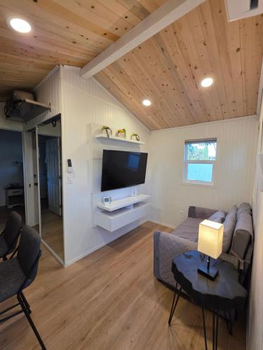 1BD 1BA tiny house with in-unit washer and dryer near Kaiser in Los Angeles, USA