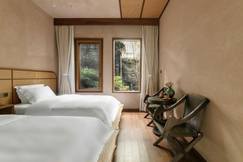 Double Room image 1