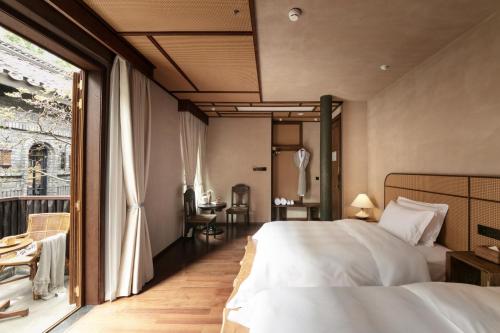 Double Room with Patio image 3