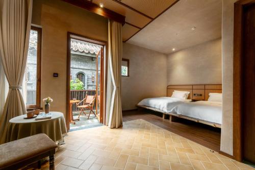 Double Room with Patio image 2