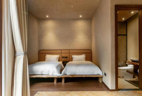 Double Room with Patio image 1