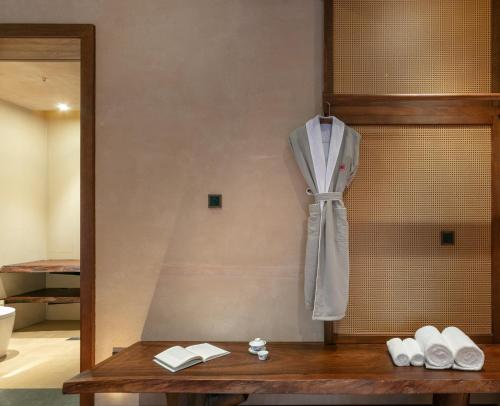 Queen Room with Spa Bath image 1
